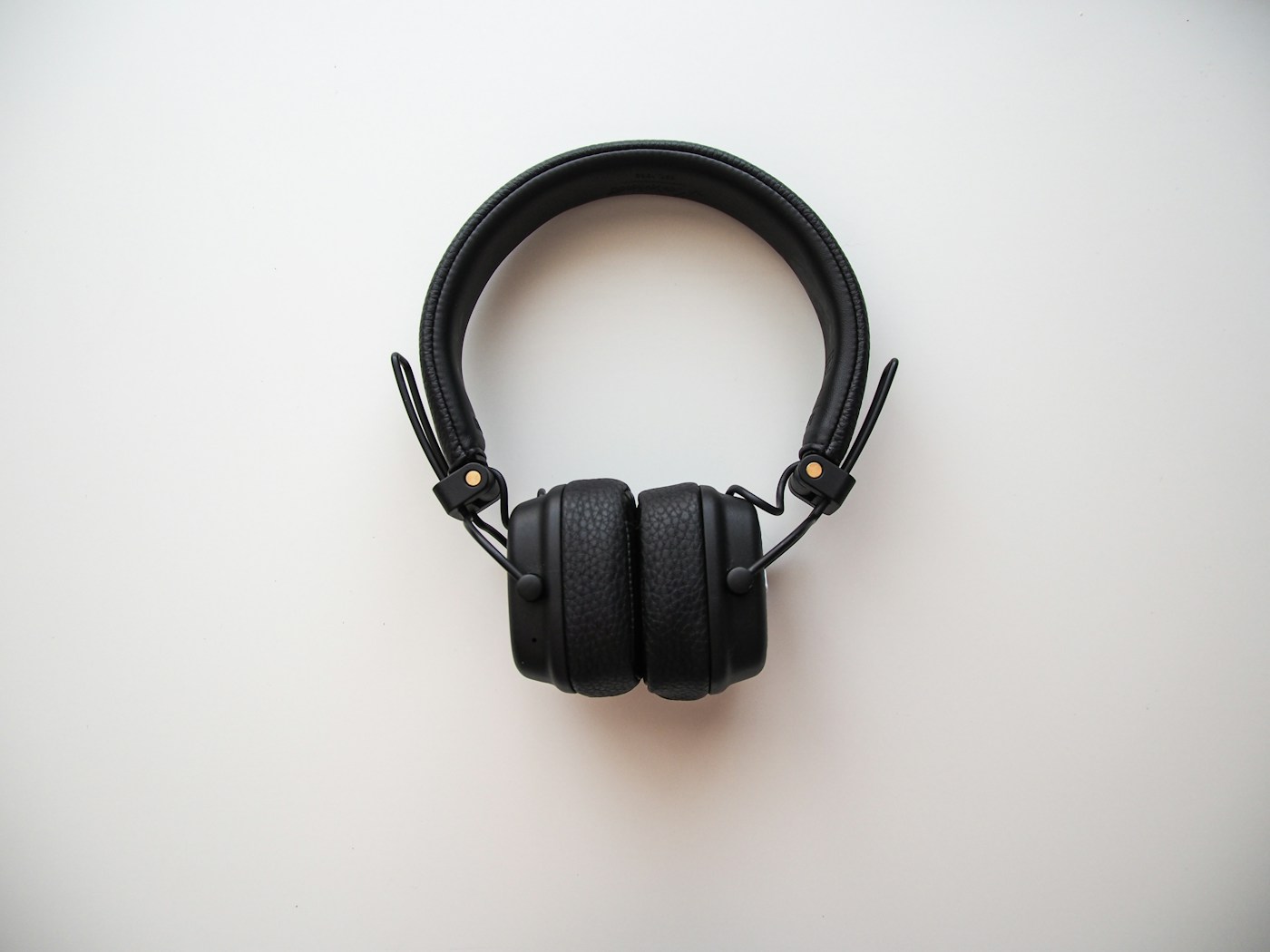 Fotografía minimalista de unos auriculares